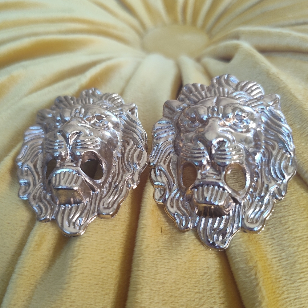GORGEOUS Lion Head Shoe Clips - Picture 4 of 9
